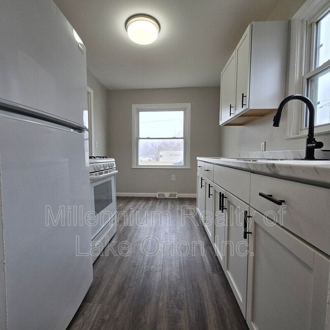 Photo - 353 South Blvd W