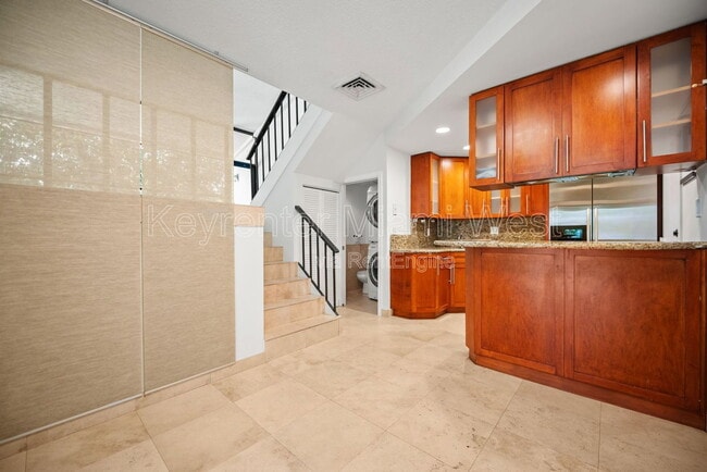 Building Photo - 2666 Tigertail Ave Unit Apartment 209