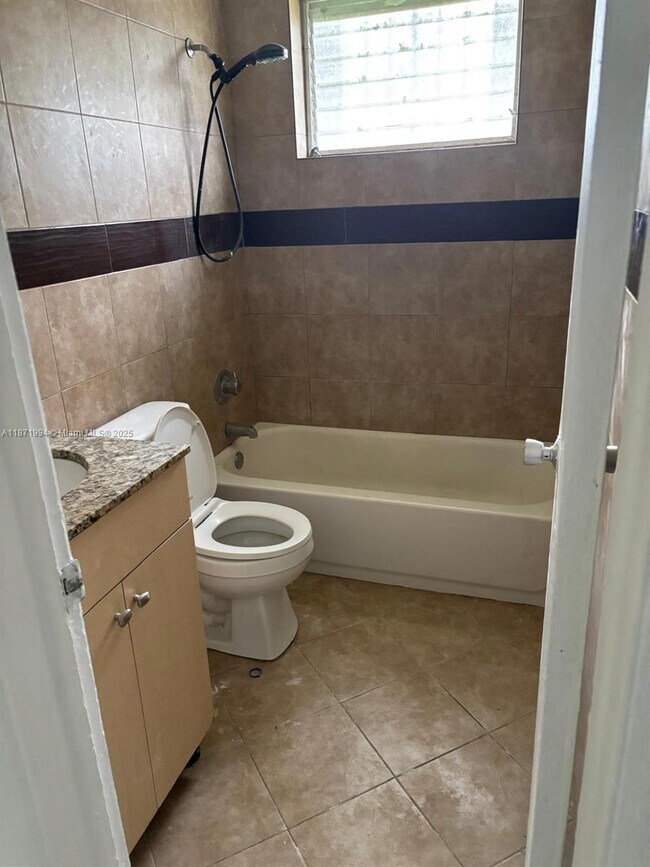 Photo - 5100 NW 23rd Ave Unidad 1