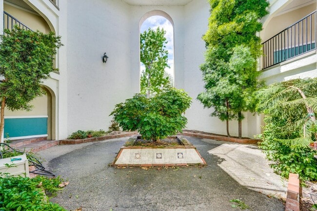 Photo - Top Floor Unit - Balcony - Elevator Access - Community Pool & Tennis Court Unidad 318
