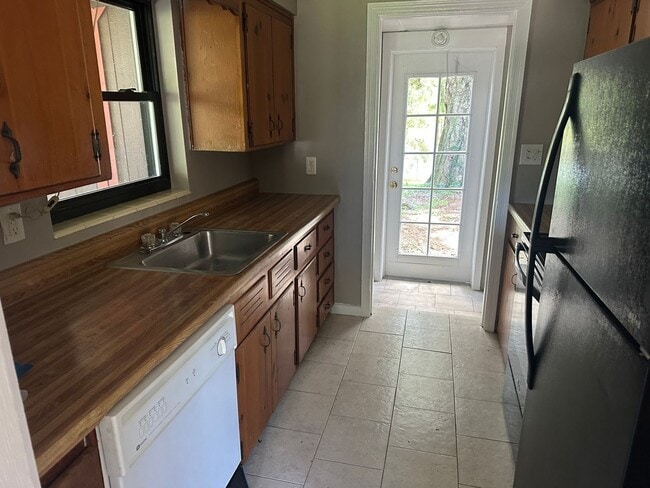 Photo - 404 Louis St