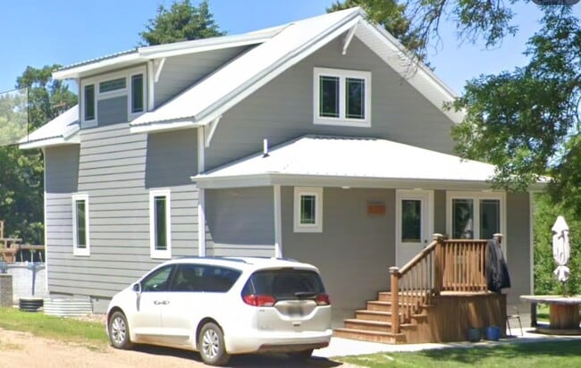 Building Photo - 409 9th Ave N
