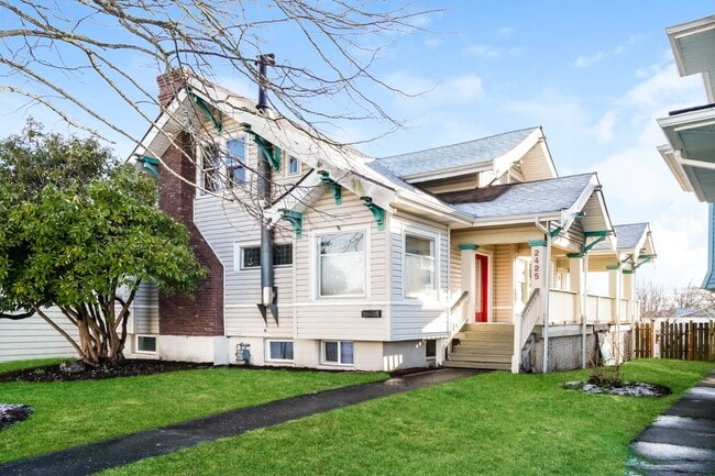 Building Photo - Charming Updated North Everett Craftsman Home w/ ADU Disclosure + Utility Credit