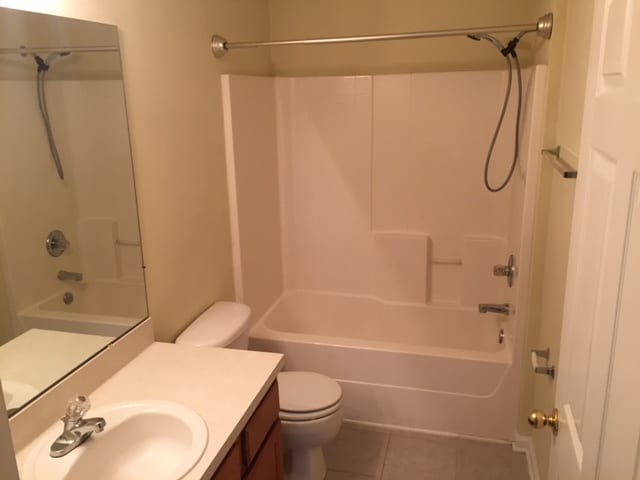 Las duchas son de color blanquecino. No color melocotón. - 9690 Amarante Cir Unidad 12