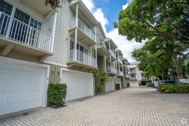Building Photo - 2685 NE 9th Ave Rental