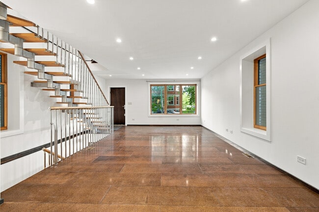 2334 W Medill Ave