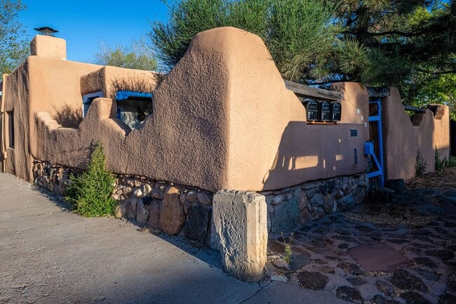Building Photo - Rustic Santa Fe Charm on Kathryn Ave. Unit C