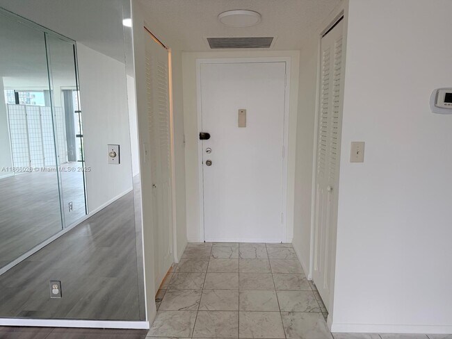 Building Photo - 800 Parkview Dr Unit 504