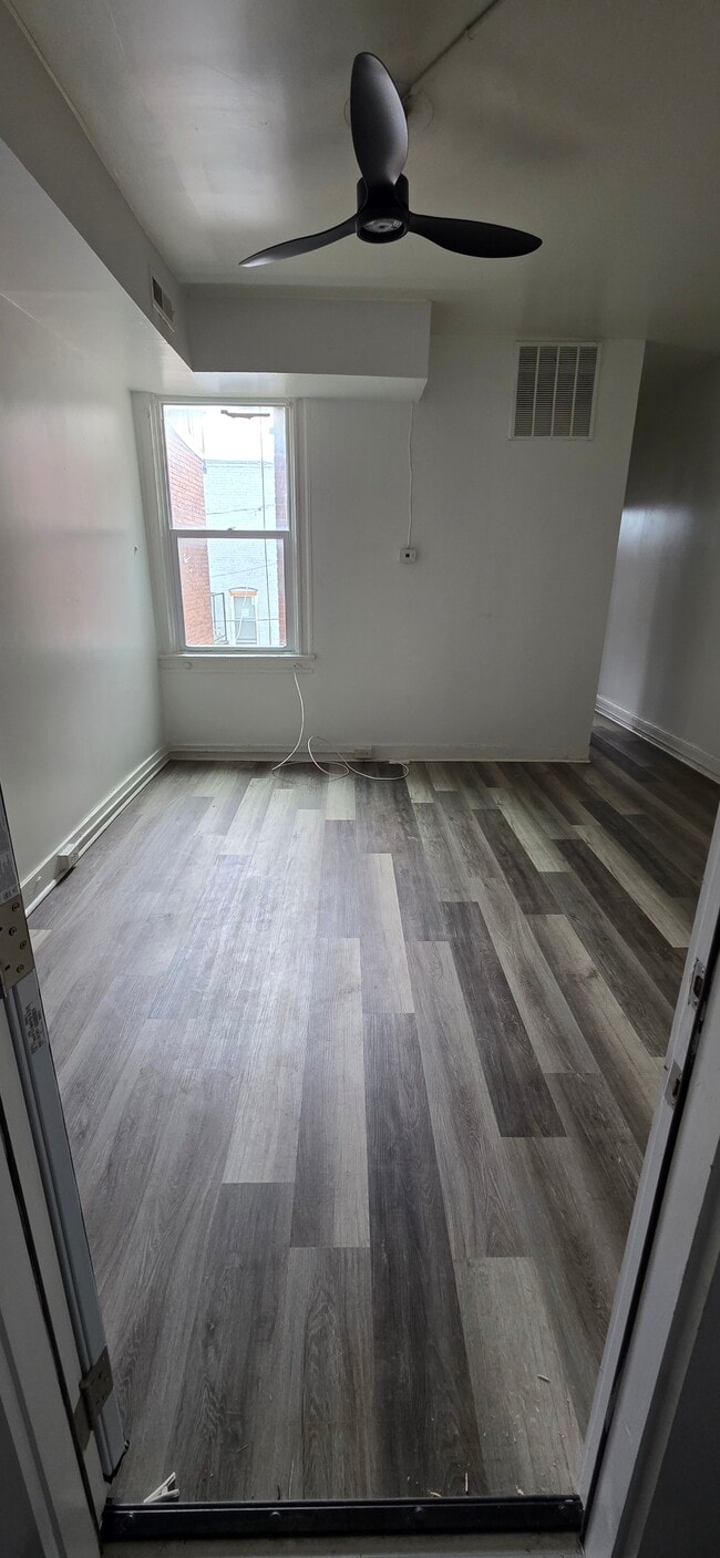Building Photo - 2920 Parkwood Ave Unit Apt 2
