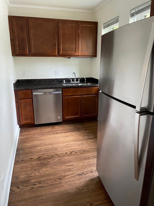 kitchen - Diversey Manor Apartments