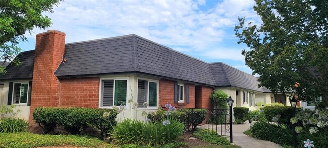 Building Photo - Renovated Condo - 1 Bedroom + 1 Bath.  Available Now!! Unit E