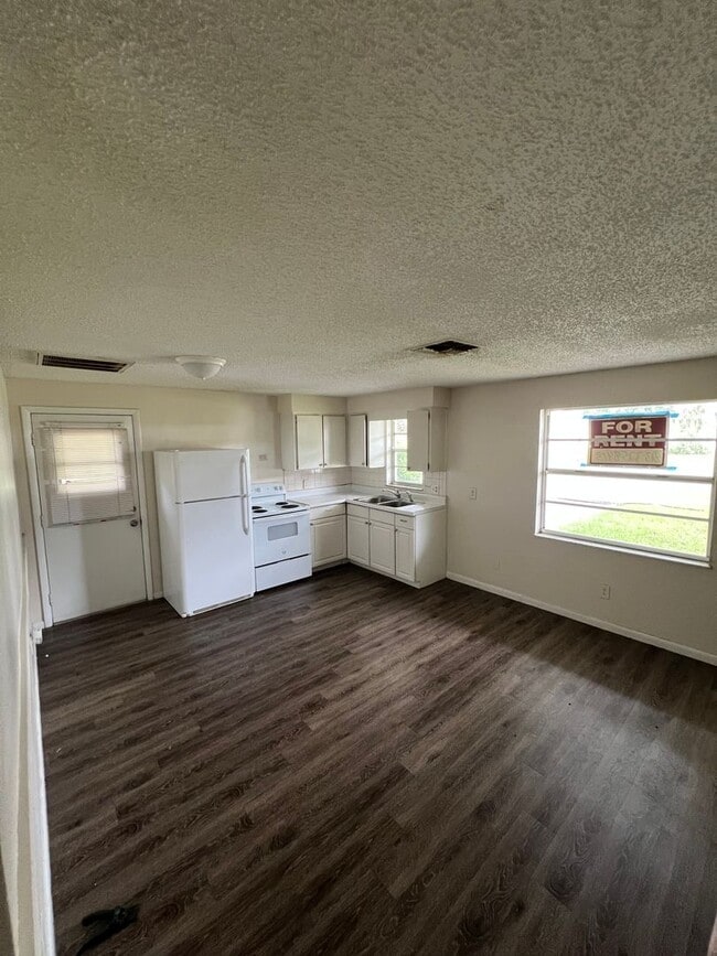 Building Photo - GORGEOUS 1BR/1BA Zephyrhills Apartments! C...
