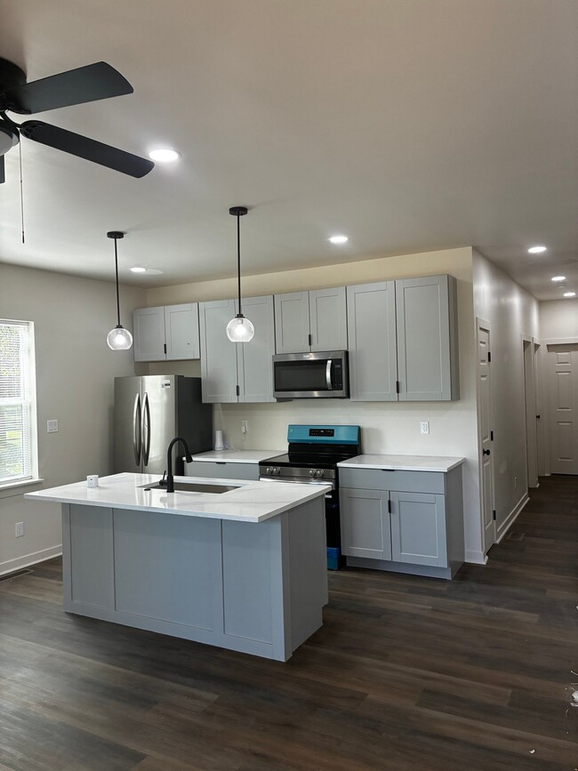 Building Photo - 824 W 29th St