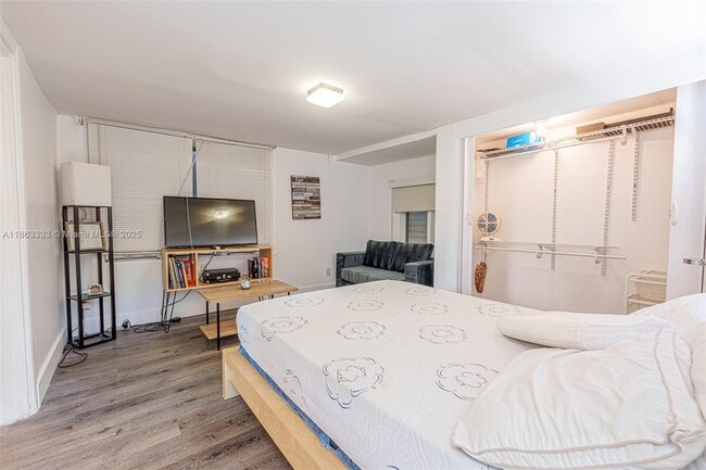 Building Photo - 528 SW 21st Ave Unit B Rental