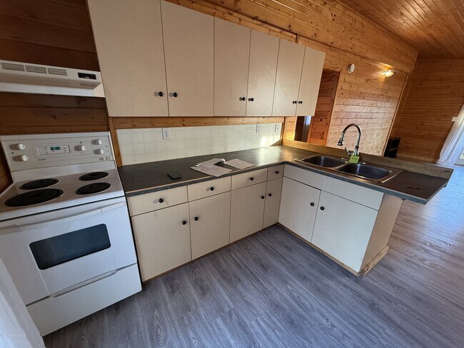 Photo - 603-610 10 St