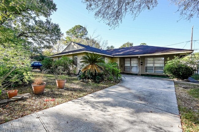 Building Photo - 10302 Woodwind Dr