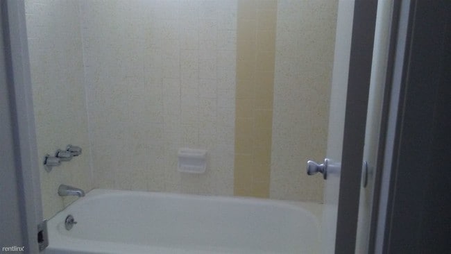 unidad de baño 25 - Nordhoff Apartments