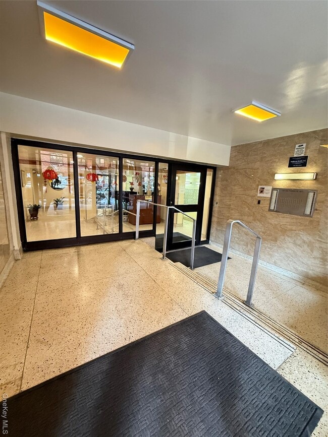 Building Photo - 137-05 Franklin Ave Unit 2E