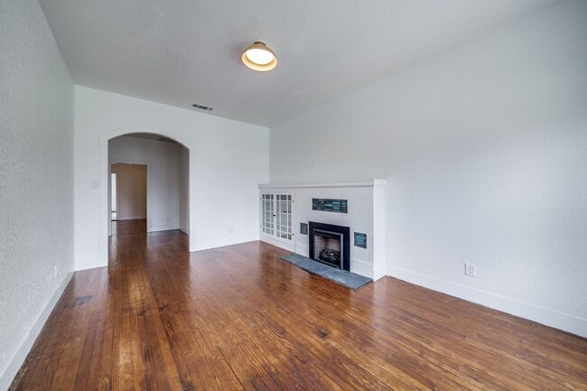 Photo - 322 E Locust St