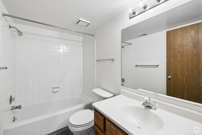 2BR, 2BA - 974SF - Primary Bathroom