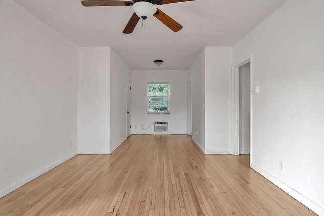 Photo - 902 N J St