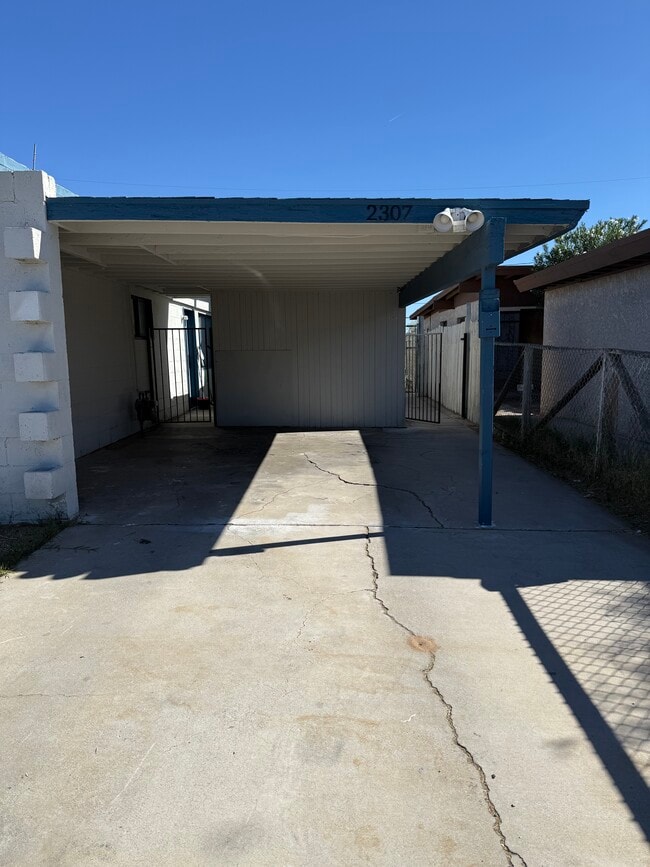carport - 2307 Pardee Pl