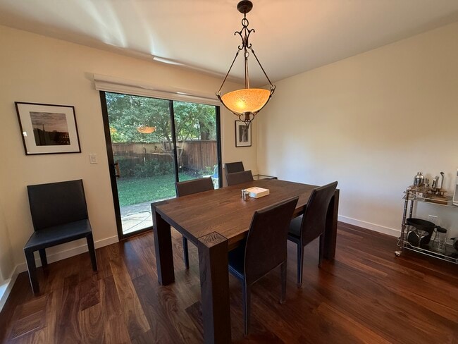 Photo - 6484 Heather St