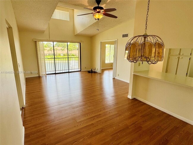 Building Photo - 806 Sky Pine Way Unit H3