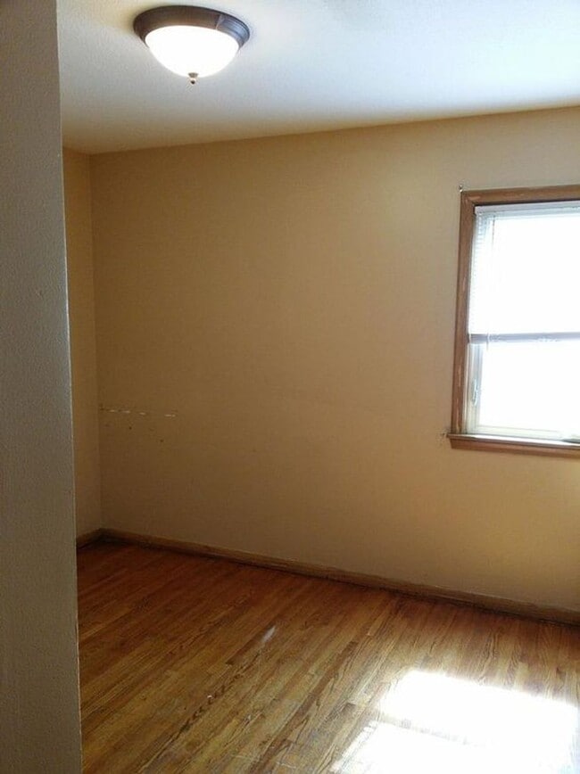Building Photo - Spacious 4bd - 2 bth / 1,548 Sq Rental