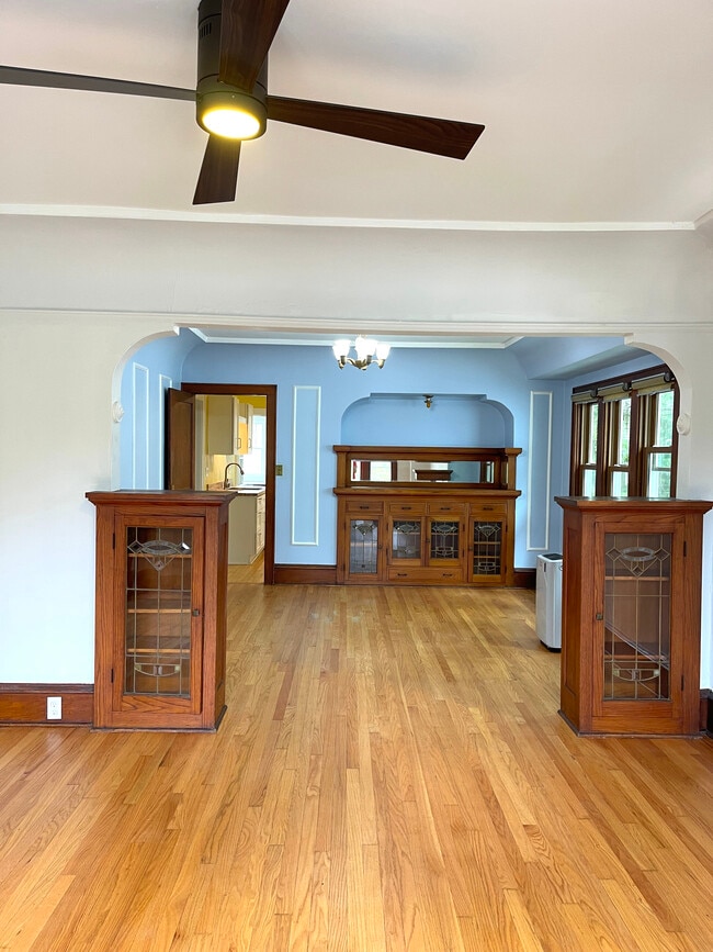 Building Photo - 1220 E Chambers St Unit lower Rental