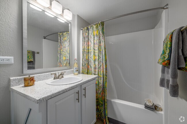 2BR, 2BA - 1,000SF - Bathroom