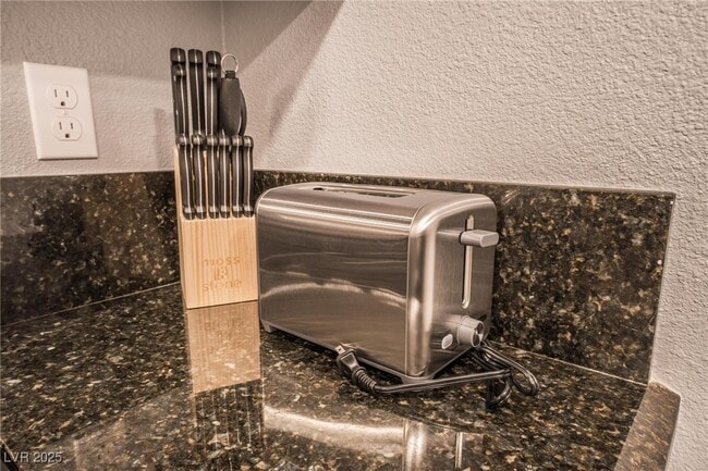 Building Photo - 3220 Shoreheight St