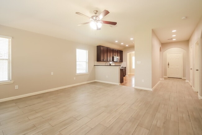 Photo - 9010 St Laurent Ln