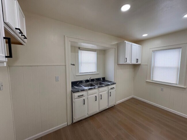 Photo - 10118 Russell Ave Unidad 10116