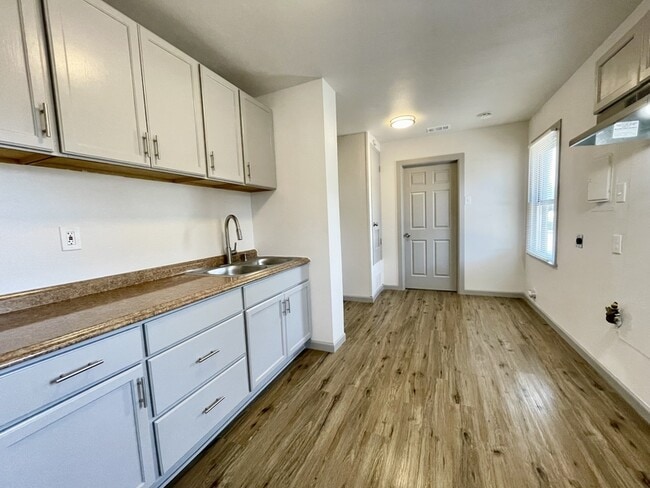 Photo - 2037 Beaumont St