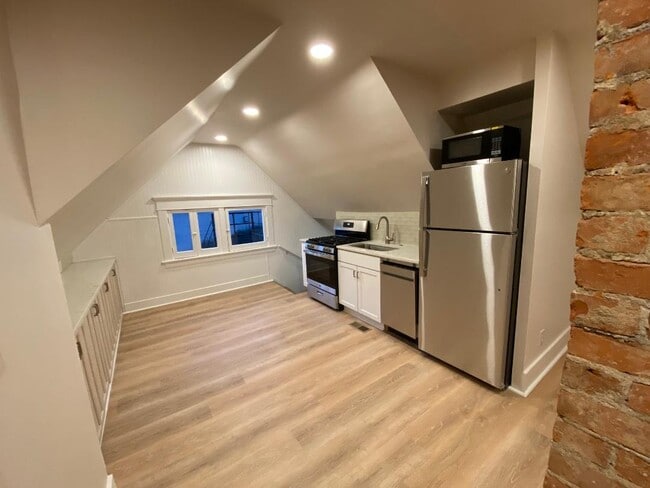 Quartz counters, gas range, stainless appliances, ice maker, dishwasher, disposal - 769 Delta Ave Unit 769