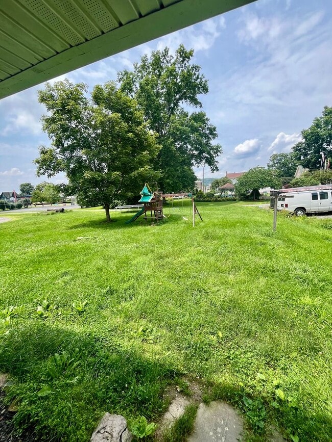 Photo - 3 Bedroom, 2 Bathroom Single Family Home i...