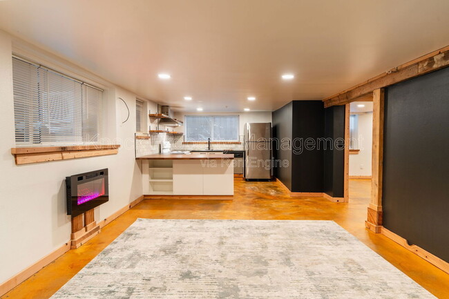 Building Photo - 1815 NW Hoyt St Unit 1