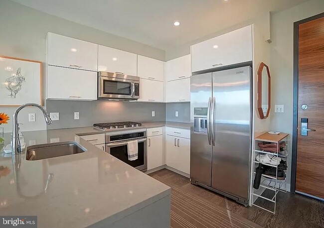 Building Photo - 1350 Maryland Ave NE Unit 304