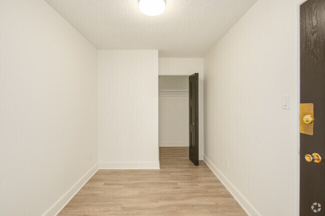 2BR, 1BA - 998SF - Entrance Area