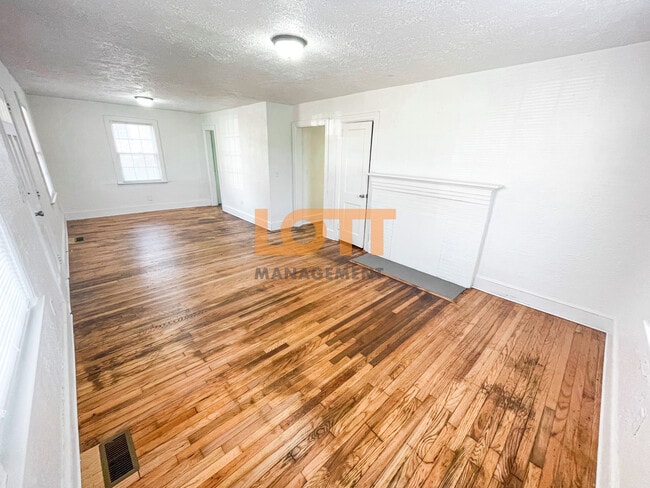 Photo - 10 Lowndes Ave