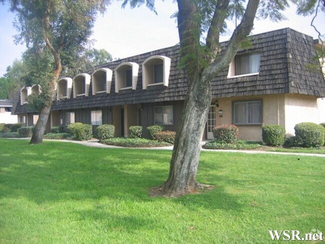 Building Photo - 3 Bedroom - 1 1/2 Bath Condo