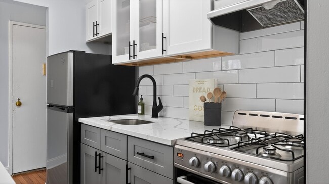 Mejora tu estilo de vida en Eagle Rock Apartments en Mineola, con cocinas modernas, elegantes gabinetes, electrodomésticos de última generación y acabados sofisticados. Disfruta de la comodidad y conveniencia: ¡programa tu visita hoy mismo! - Eagle Rock Apartments at Mineola