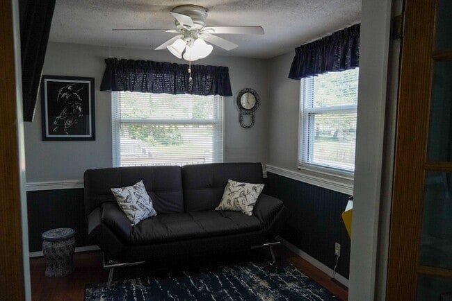 Photo - 320 Cedar Dr