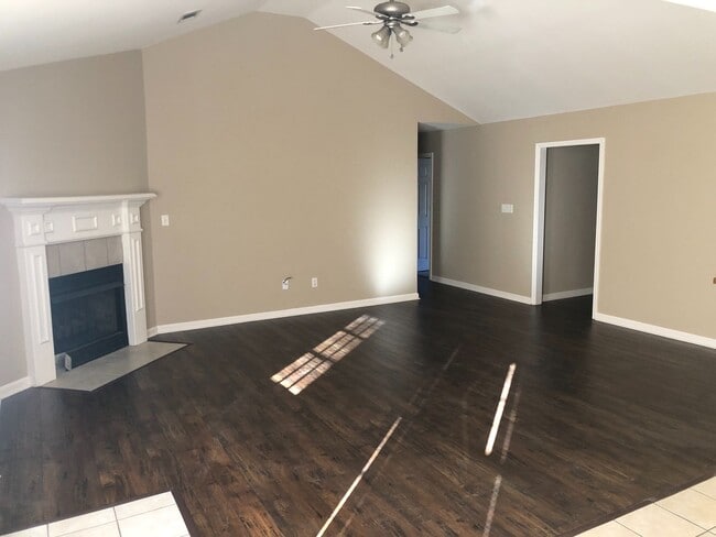 Photo - 327 Autumn Dr