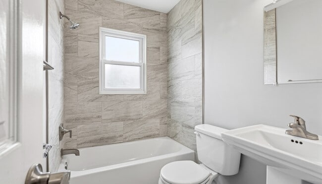 Photo - 1065 E Cross St