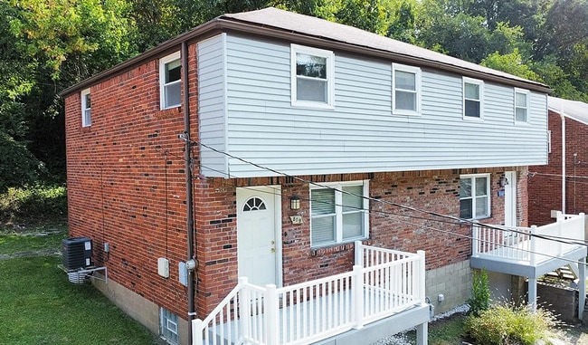 Photo - *Recently Updated & Spacious 3BD/1BA Duplex Unit Available for Rent in Castle Shannon*
