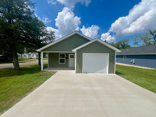 Building Photo - 3 Bedrooms | 2 Bathrooms | 1 Car Garage Rental