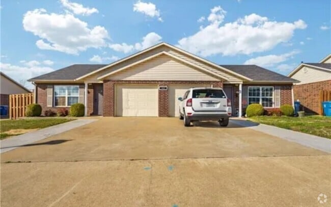 Building Photo - 2 bedroom 1 bath duplex with 1 car garage Rental