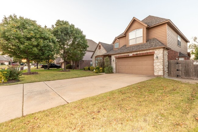 Photo - 5 Bed / 2.5 Bath in South Tulsa!